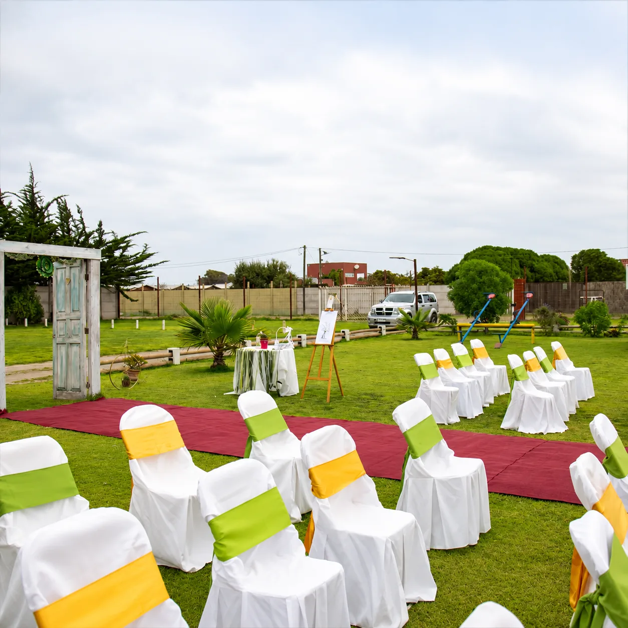Montaje exterior de ceremonia en el jardín