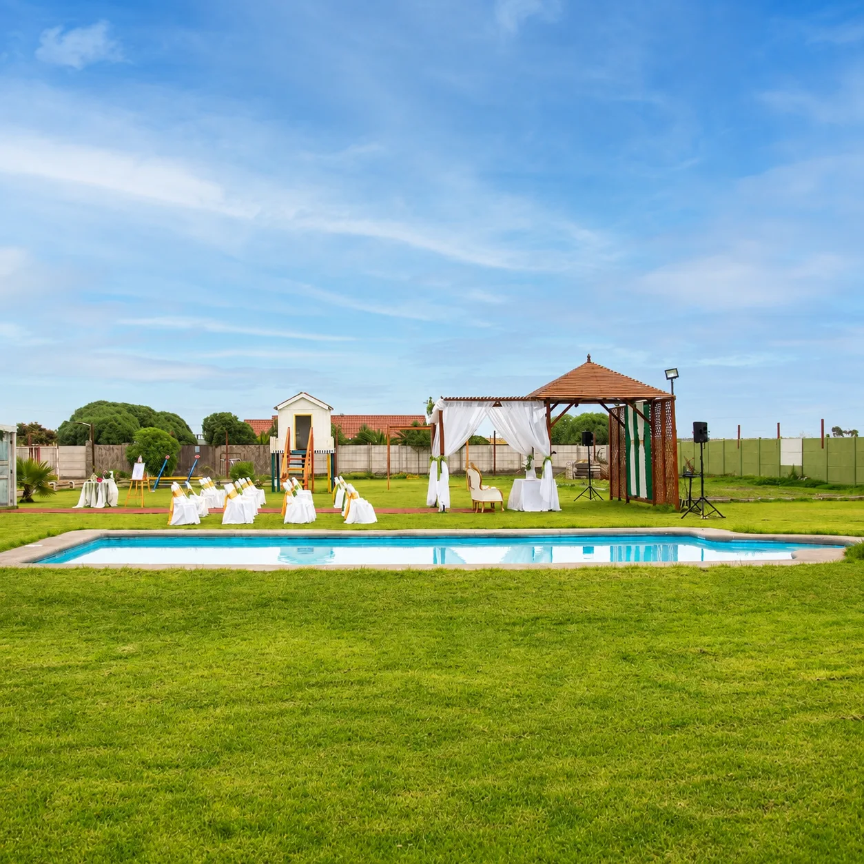 Montaje de ceremonia de matrimonio junto a la piscina en El Quarzo