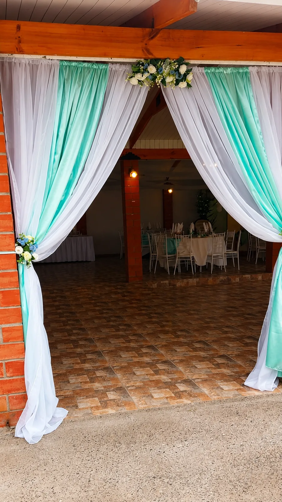 Entrada del salón preparada para un evento