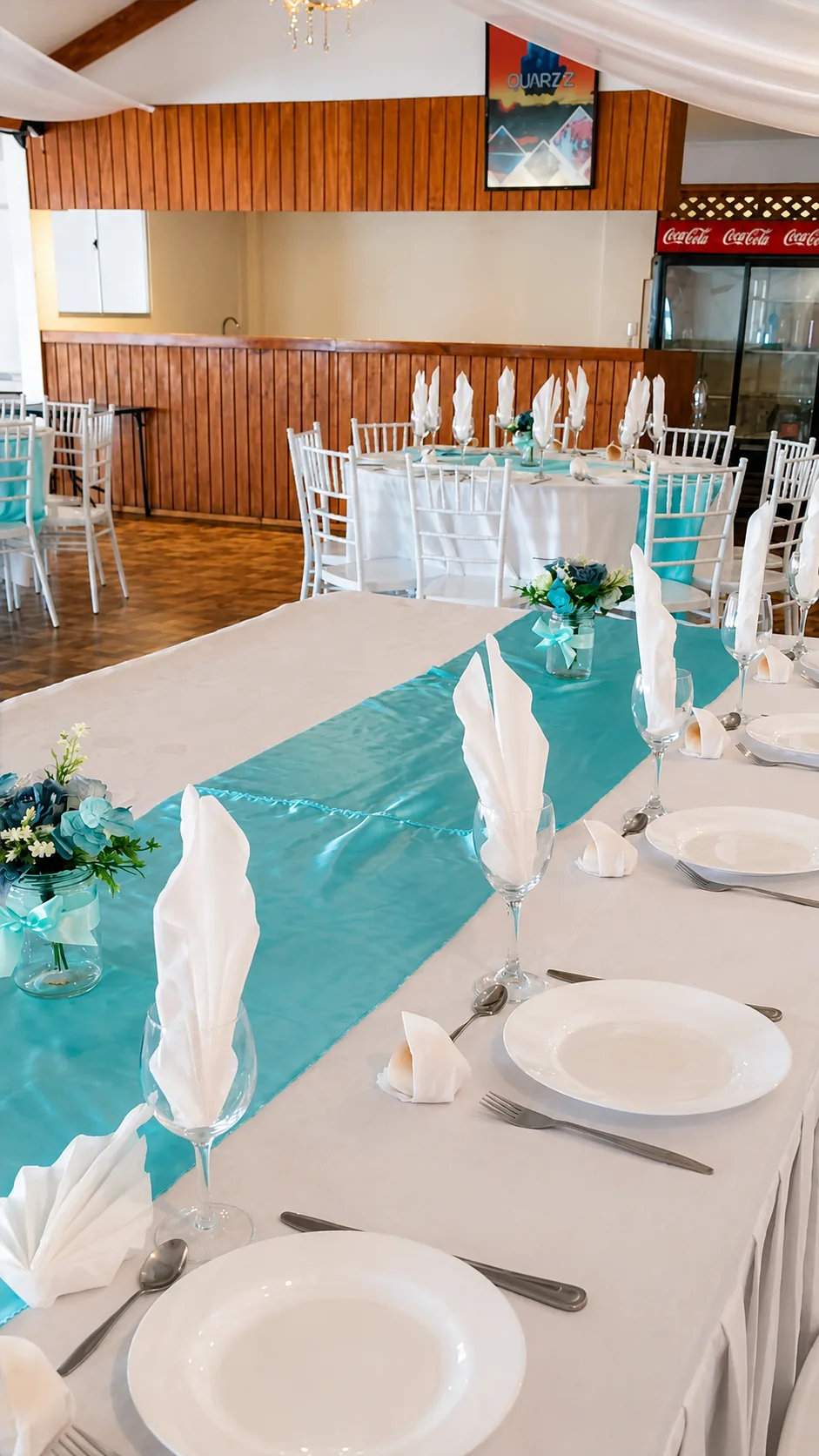 Montaje de mesa en salón para evento